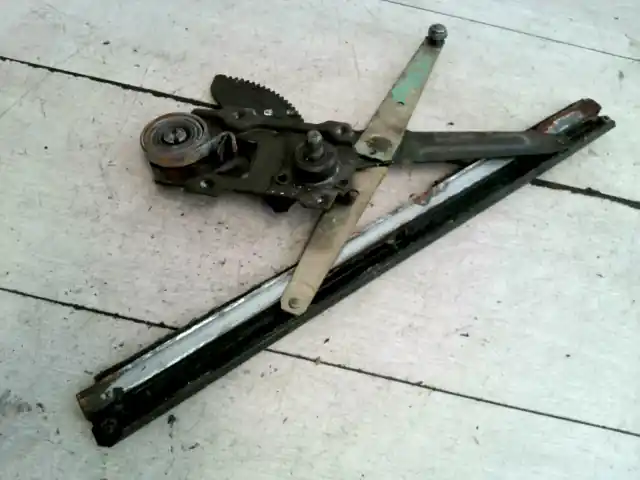 SUZUKI SWIFT 89-96 Jobb első ablakemelő szerkezet mechanikus 5 ajtós bontott alkatrész Olcsó