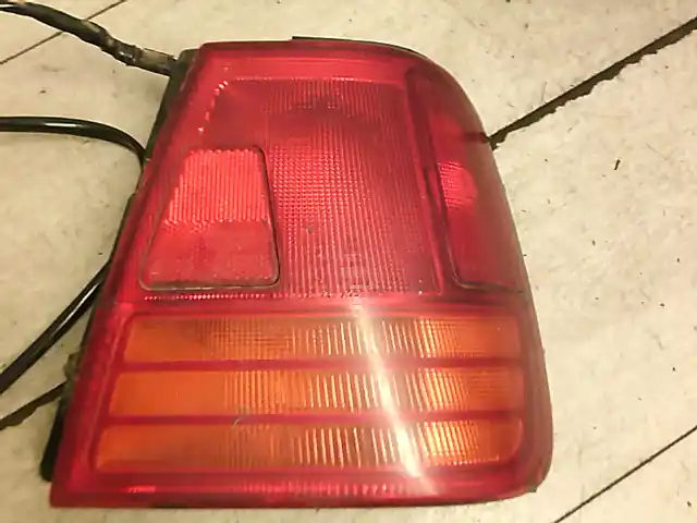 Népszerű SUZUKI SWIFT 89-96 Jobb hátsó lámpa sedan bontott alkatrész