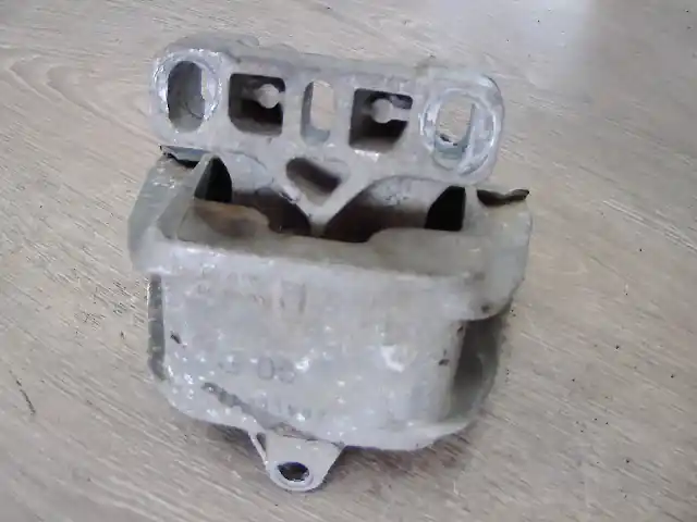 VW GOLF IV. Motortartó bak bal első bontott alkatrész Árcsökkenés