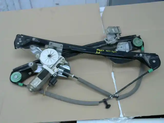 Rendeld meg most FORD FOCUS 98-04 Jobb első ablakemelő szerkezet elektromos bontott alkatrész