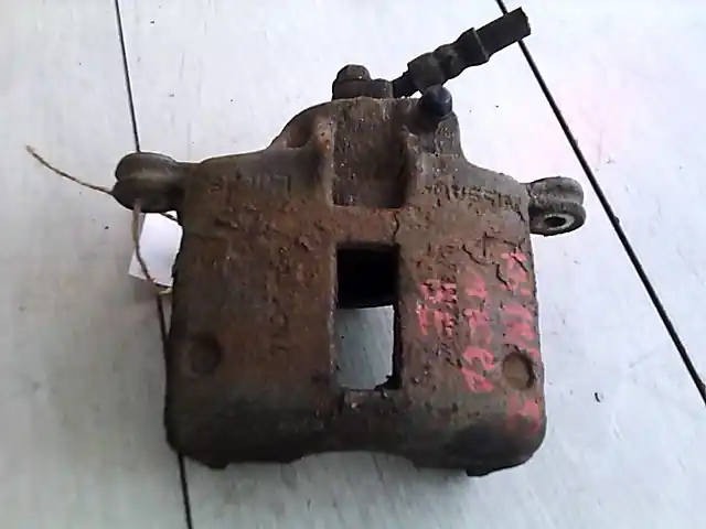 NISSAN MICRA K11 92.08-00.07 Bal első féknyereg munkahengerrel bontott alkatrész Különleges ajánlat