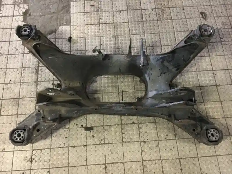 AUDI A8 94.06-02.12 Hátsó bölcső bontott alkatrész Utolsó esély