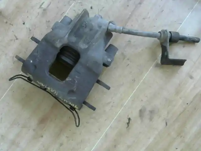 Azonnal elérhető FORD FOCUS 98-04 Bal első féknyereg munkahengerrel bontott alkatrész