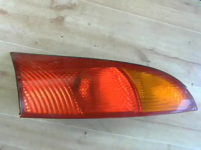 Gyors kiszállítás FORD FOCUS 98-04 Jobb hátsó lámpa 5 ajtós bontott alkatrész