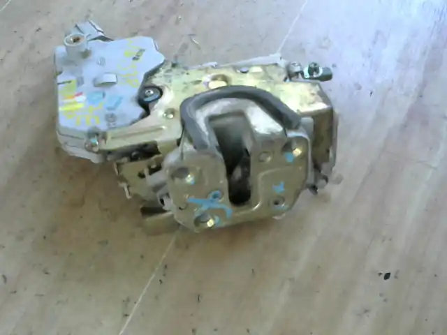 Alacsony ár NISSAN PRIMERA P11 96.10-99.09 Jobb első ajtó zárszerkezet központizáras bontott alkatrész
