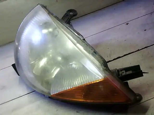 Alacsony ár FORD KA 96-09 Jobb első fényszóró bontott alkatrész