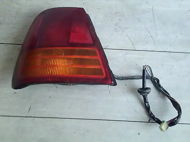 SUZUKI SWIFT 96-05 Bal hátsó lámpa bontott alkatrész Olcsóbb