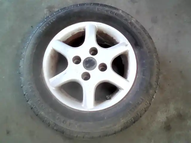 FORD FIESTA 89-95 Alufelni gumival 175/70/r13 82t bontott alkatrész Végkiárusítás