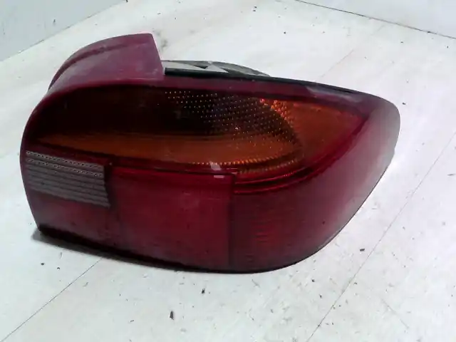 FORD MONDEO 93-96 Jobb hátsó lámpa bontott alkatrész Ne maradj le