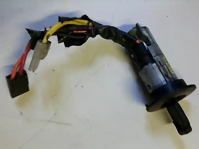 Expressz kézbesítés RENAULT CLIO 90-96 Gyújtáskapcsoló bontott alkatrész