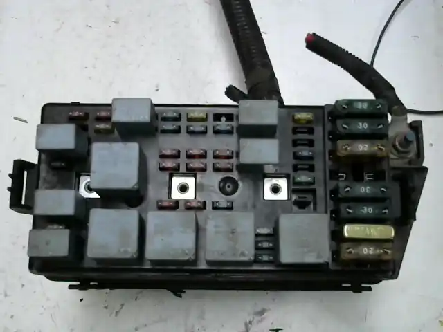 DAEWOO NUBIRA 97-99 Biztosítéktábla bcm bsi bsm sam gem modul motortér bontott alkatrész Szezonális akció